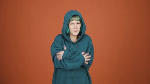 Jeune femme froide et tremblante.