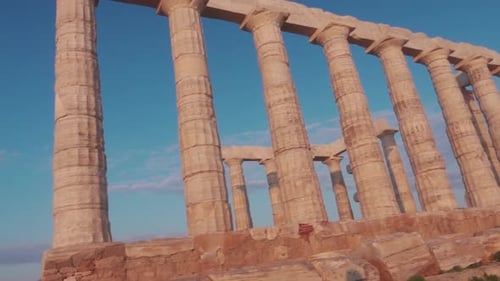 Ruines antiques en Grèce, dorées dès le coucher du soleil.