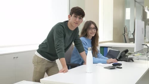 Jeunes professionnels posant dans un bureau moderne