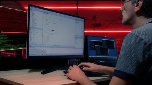 O homem codifica em um ritmo louco na linguagem de programação Delphi. Às vezes ele para no trabalho e isso