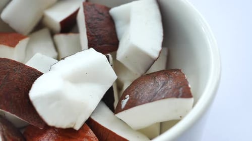 Eine Scheibe frischer Kokosnuss auf einer Tischdecke