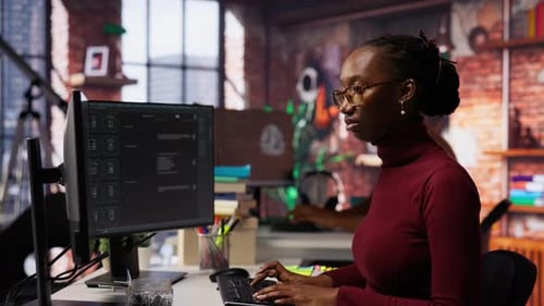 Trabajador de una startup utiliza un chatbot de IA LLM para obtener Ayuda con las tareas de codificación