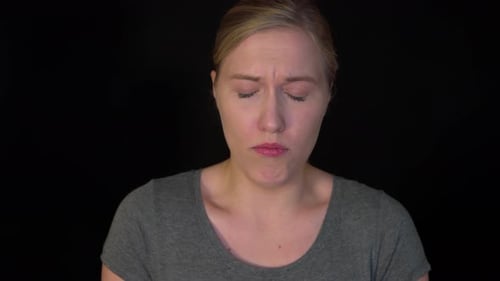 Toux suffocante. Une jeune femme qui tousse ne peut pas respirer. Elle suffoque. Dyspnée due à
la Covid-