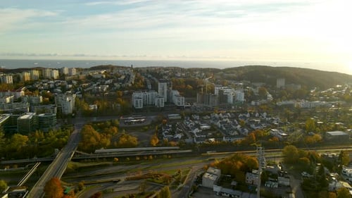 Vue aérienne - Appartements et biens immobiliers de la ville de Gdynia sous le soleil levant - glissant