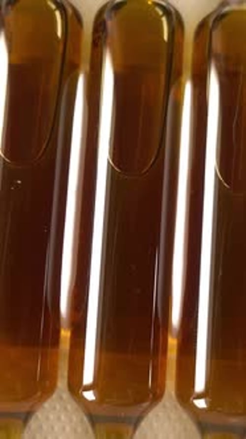 Vidéo verticale des ampoules de médicaments