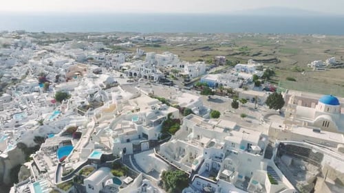 Disfruta de los alegres sonidos de la música tradicional griega durante las celebraciones locales en Santorini desde abo