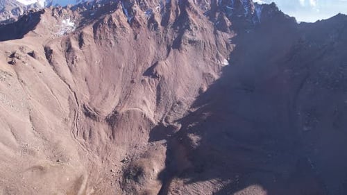 Vue Drone de hauts sommets enneigés et de falaises abruptes