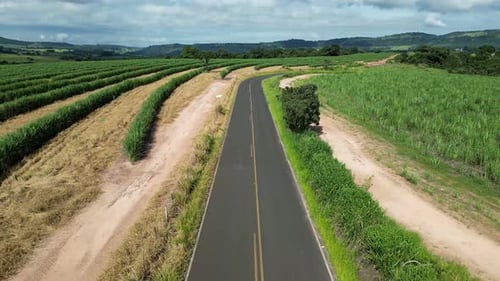Landstraße bei Landlandschaft in ländlicher Landschaft.
