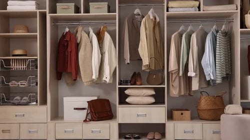 Armoire avec différents vêtements élégants et articles pour la maison à l'intérieur. La caméra se déplace vers la droite