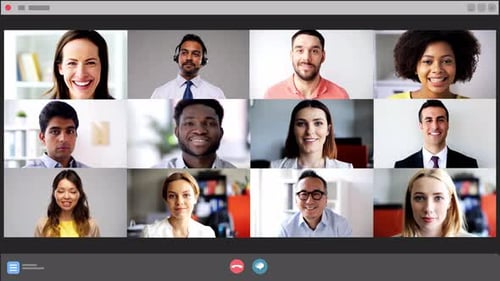 Technologie, Kommunikation und Geschäftskonzept - Bildschirm mit Personen, die eine Videokonferenz abhalten
