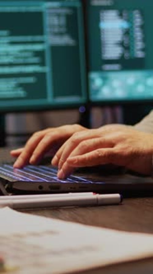 Vídeo vertical: jovem hacker invadindo servidor de banco de dados no computador