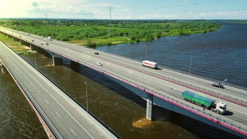 Luftaufnahme einer langen Straßenbrücke über einen großen Fluss.