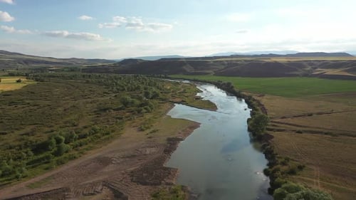Vue aérienne avec les collines fluviales et la nature
