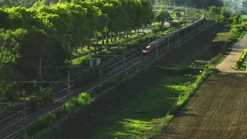 Vista aérea do trem rápido de passageiros dirigindo na ferrovia