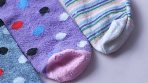Mehrfarbige Kindersocken auf dem Tisch