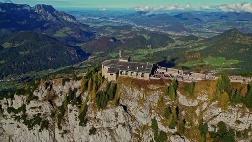 Vista aérea del nido de águilas en los Alpes bávaros con un impresionante telón de fondo montañoso.