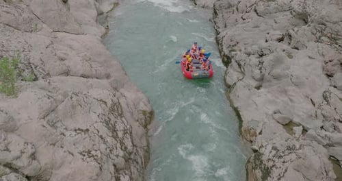 Rafting auf einem Gebirgsfluss