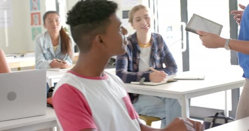 Au lycée, les élèves utilisent des ordinateurs portables et des tablettes en classe, en se concentrant sur les études
