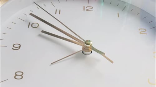 Reloj con esfera en Time Lapse sobre fondo blanco