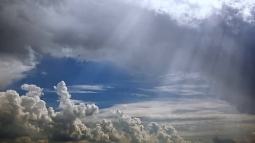 Nubes blancas hinchadas y cielo azul Time Lapse 11