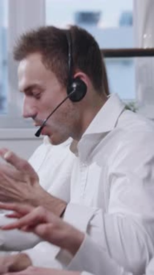 Kundendienstmitarbeiter unterstützen Kunden effektiv mit Sorgfalt und Liebe zum Detail