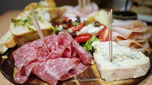 Ensemble de viande et de fromage italiens en gros plan avec pain focacia, prosciutto, salami, olives et légumes