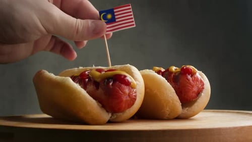 Drapeau malaisien sur le hot dog, symbole de la restauration rapide halal malaisienne
