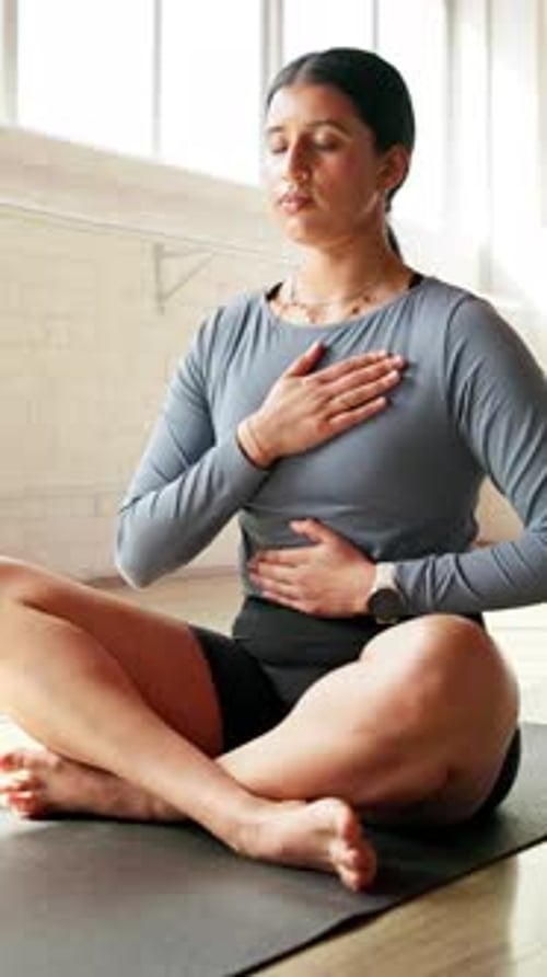 Mulher, ioga e meditação na academia com pose fácil no chão, ativam o sacral