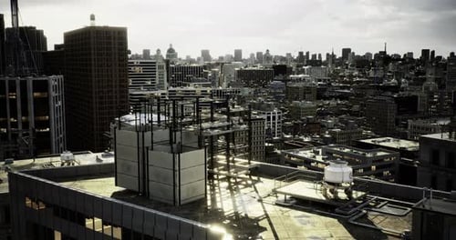 Vista del horizonte urbano desde una azotea con edificios de la ciudad y cielo nublado
