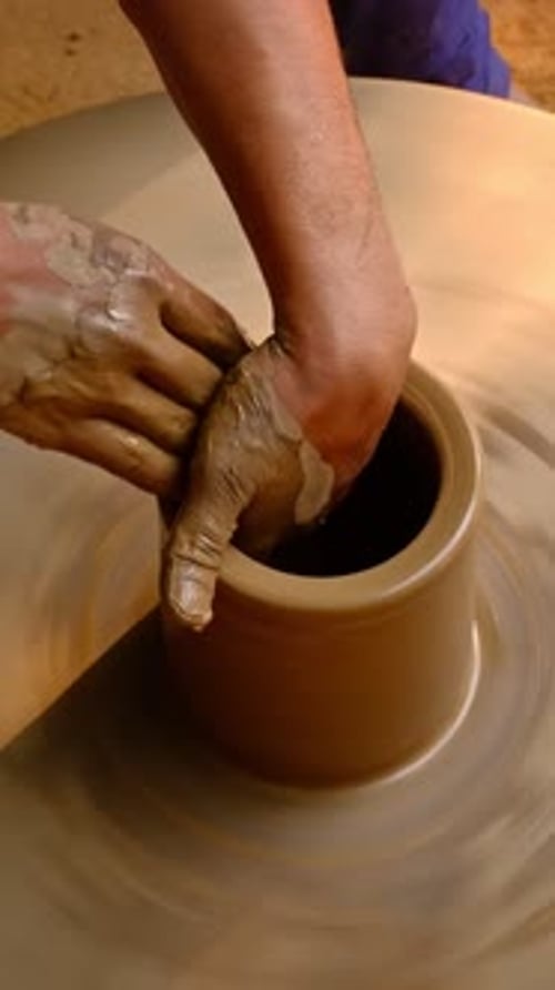 Des mains habiles de potier façonnent de l'argile sur un tour de potier, pot en argile sculpté, Shilpagram, Rajasthan, Inde