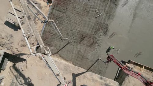 Luftaufnahme des Betongießens auf der Baustelle