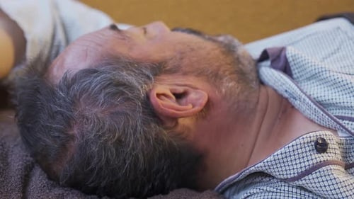 Homme hallucinant pendant son sommeil.