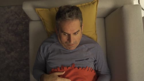 L'homme souffrant de troubles du sommeil ne peut pas dormir.