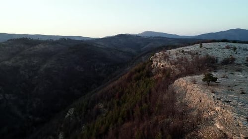 Voler à côté du sommet d'une colline à Thassos, en Grèce