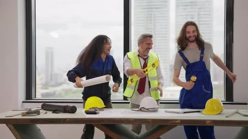 Engenheiros usando o plano de projeto, discutindo e trabalhando