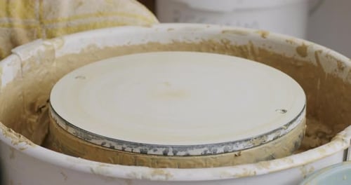 Faire claquer un morceau d'argile sur le tour du potier