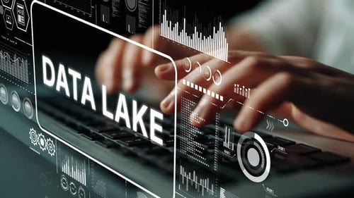 Tapez à la main sur le clavier avec le concept de lac de données affiché à l'écran représentant la gestion du Big Data