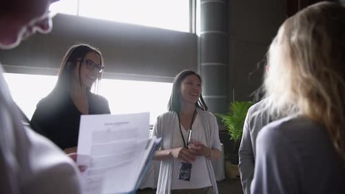 Geschäftsleute sprechen auf der Konferenz 2024 Years über Networking