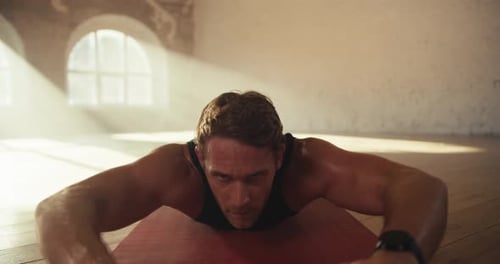 Plan rapproché d'un athlète masculin vêtu d'un uniforme de sport d'été noir faisant des exercices pour renforcer le