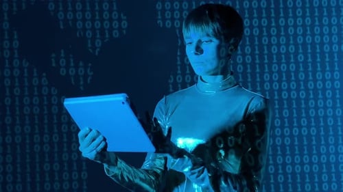 Junge Programmiererin arbeitet an einem digitalen Tablet mit Binärcode