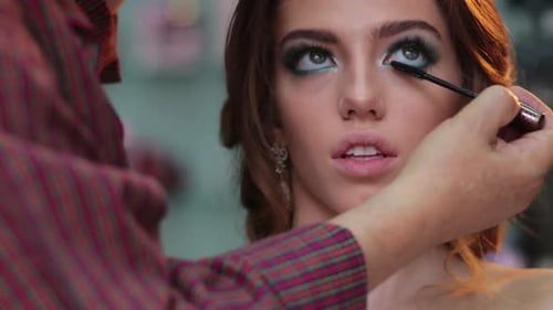 Maquilladora que aplica sombra de ojos, maquillaje, belleza, chica, primer plano, sombra de ojos, maquilladora con