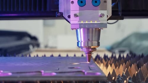Nahaufnahme einer CNC-Laserschneidmaschine. moderne Industrietechnologie Herstellung industrieller Details.