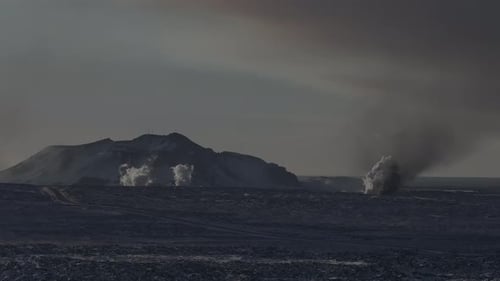 Videoaufnahme eines aktiven Vulkans mit roter Lava in der Nähe des Dorfes Grindavik