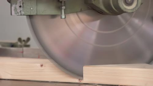 Kreissäge, die Holz in Zeitlupe aus nächster Nähe schneiden