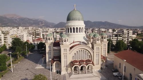 Survol aérien de l'impressionnante cathédrale Saint-André de Patras, paysage urbain en arrière-plan
