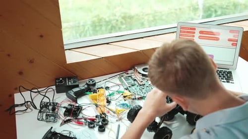 Blick von oben auf den Modellbau eines intelligenten Studentenfahrzeugs am Tisch. Erbauung