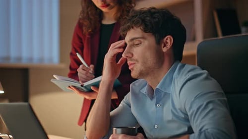 Patron donnant des instructions Secrétaire femme prenant des notes dans un carnet en gros plan