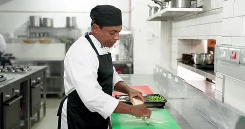 Chef, cocinero y hombre con rallador de queso para catering, almuerzos o gastronomía en la cocina de un restaurante
