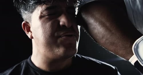Capture à haute vitesse de 800 images par seconde sur le visage d'un boxeur en gros plan