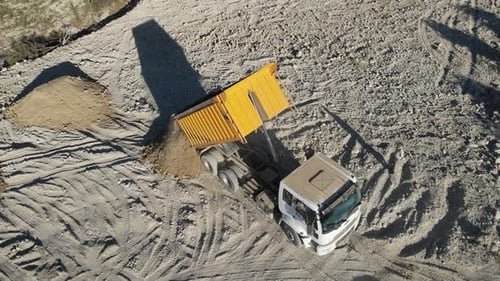 Erde für LKW-Dumpenkippen